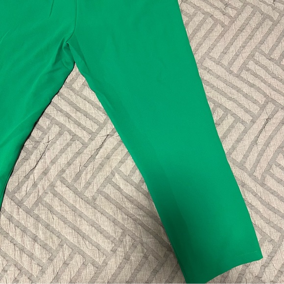 Women’s Green Riley & Rae Capri Pants - Picture 9 of 16